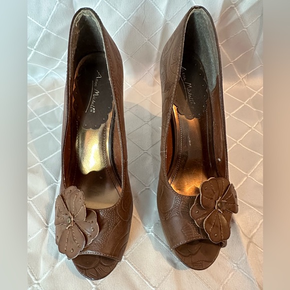 Anne Michelle Faux Tooled Leather Peep Toe Pumps, size 8.5. - Picture 2 of 9